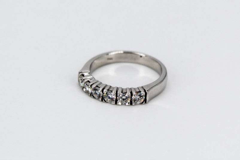 Anillo de oro blanco de 18k con diamantes. de segunda mano. Joyería de ocasión | ROYALHYSTERIA