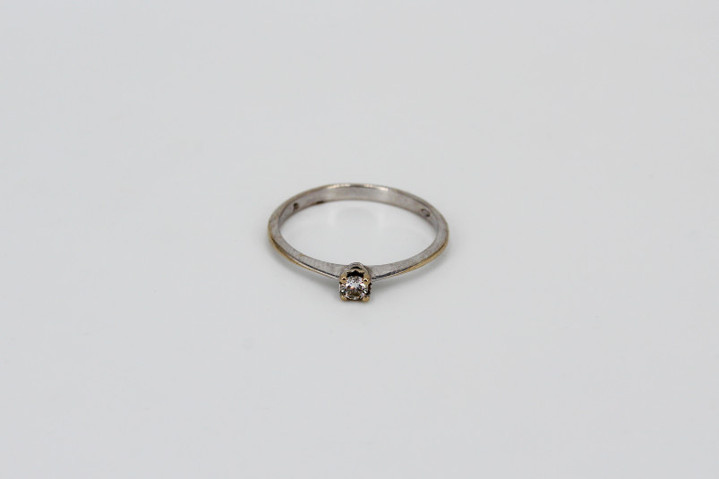Solitario de oro blanco de 18k con diamantes. de segunda mano. Joyería de ocasión | ROYALHYSTERIA