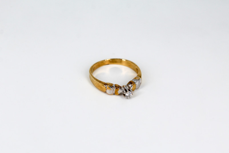 Solitario de oro combinado de 18k. de segunda mano. Joyería de ocasión | ROYALHYSTERIA