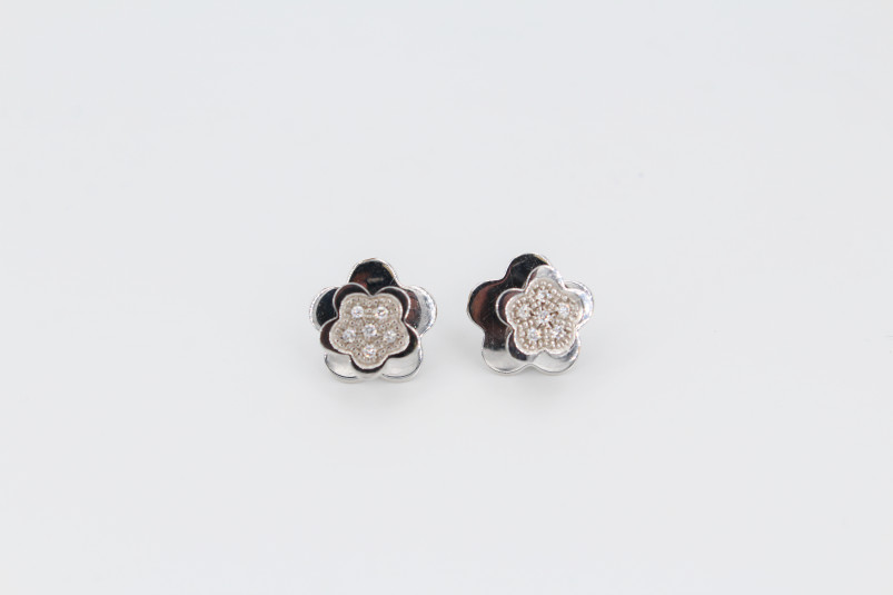 Pendiente de oro blanco de 18k. de segunda mano. Joyería de ocasión | ROYALHYSTERIA