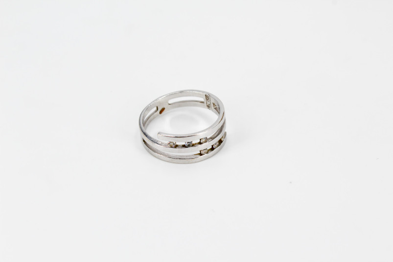 Anillo de oro blanco de 18k. de segunda mano. Joyería de ocasión | ROYALHYSTERIA