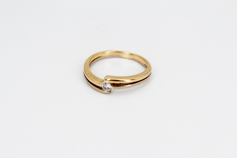 Solitario de oro de 18k con diamantes. de segunda mano. Joyería de ocasión | ROYALHYSTERIA