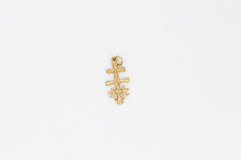 Cruz de oro de 18k. de segunda mano. Joyería de ocasión | ROYALHYSTERIA
