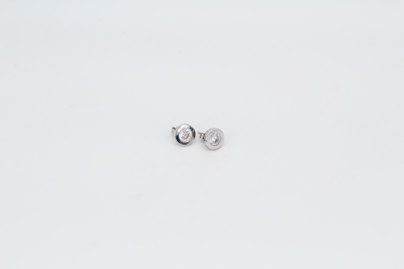 Pendiente de oro blanco de 18k. de segunda mano. Joyería de ocasión | ROYALHYSTERIA