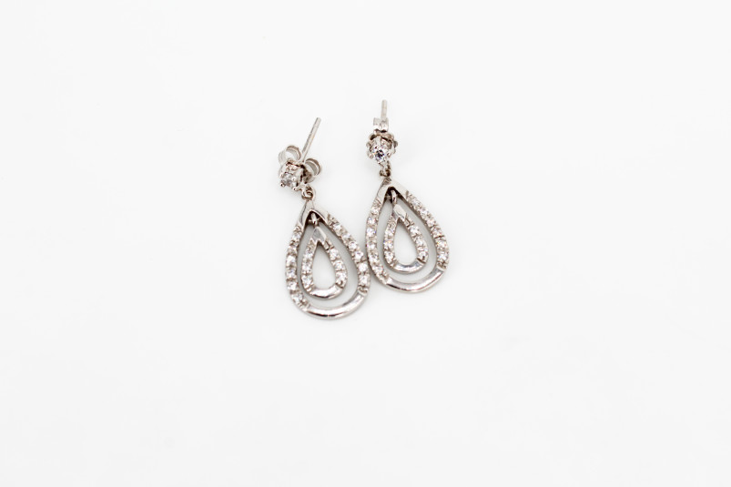 Pendiente de oro blanco de 18k. de segunda mano. Joyería de ocasión | ROYALHYSTERIA