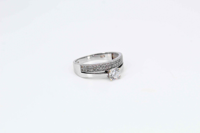 Solitario de oro blanco de 18k. de segunda mano. Joyería de ocasión | ROYALHYSTERIA