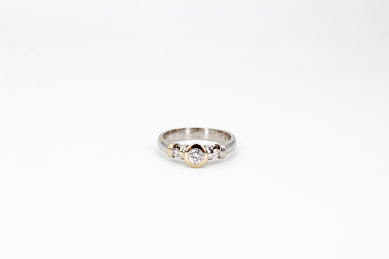 Solitario de oro blanco de 18k con diamantes. de segunda mano. Joyería de ocasión | ROYALHYSTERIA