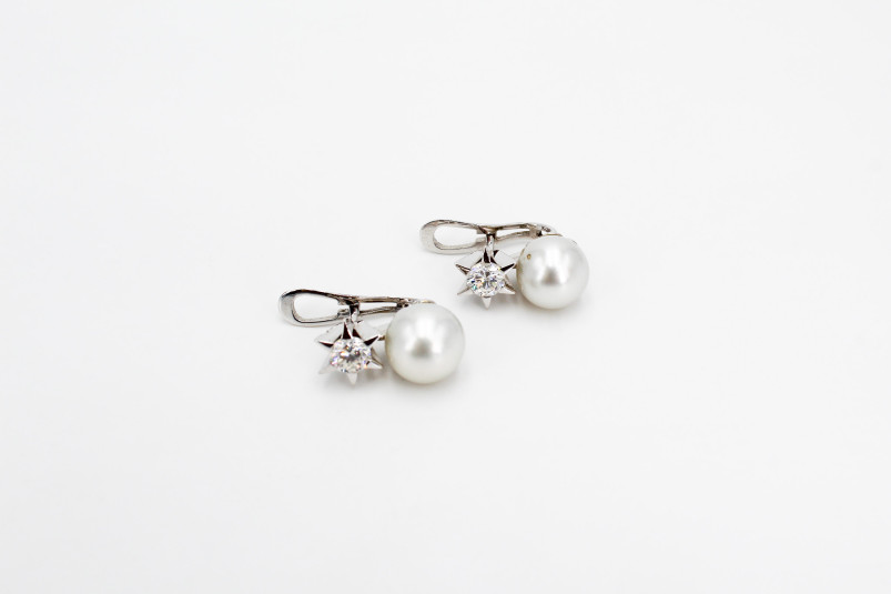 Pendiente de oro blanco de 18k. de segunda mano. Joyería de ocasión | ROYALHYSTERIA