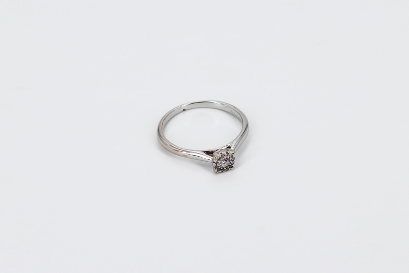 Solitario de oro blanco de 18k con diamantes. de segunda mano. Joyería de ocasión | ROYALHYSTERIA