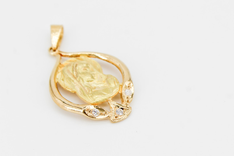 Medalla de oro de 18k. de segunda mano. Joyería de ocasión | ROYALHYSTERIA
