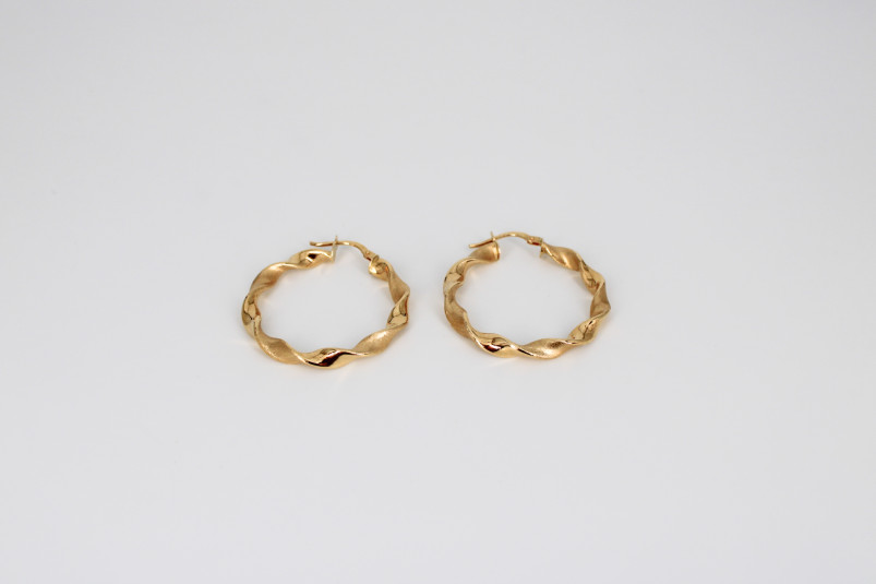 Pendiente de oro de 18k. de segunda mano. Joyería de ocasión | ROYALHYSTERIA