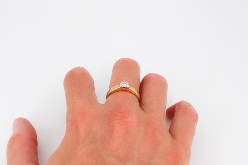 Solitario de oro combinado de 18k con diamantes. de segunda mano. Joyería de ocasión | ROYALHYSTERIA