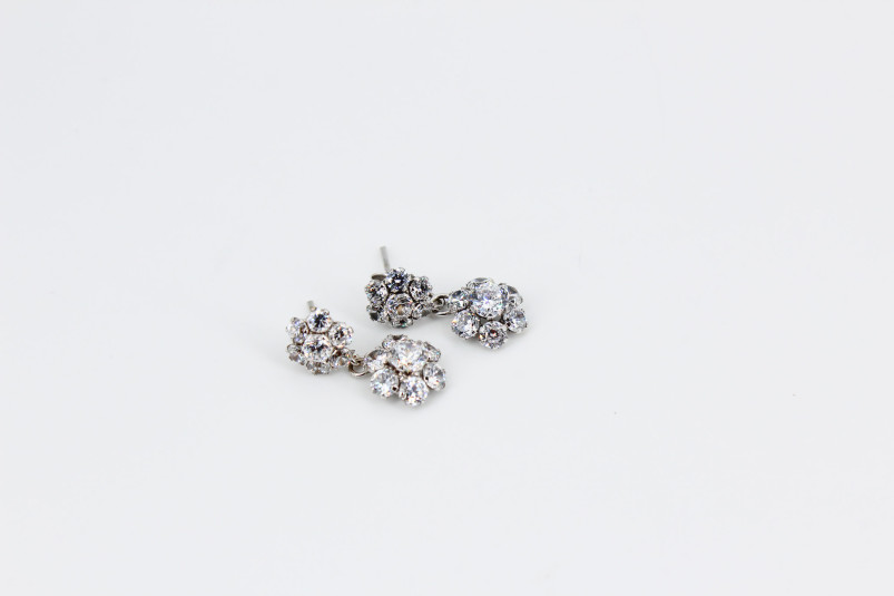 Pendiente de oro blanco de 18k. de segunda mano. Joyería de ocasión | ROYALHYSTERIA
