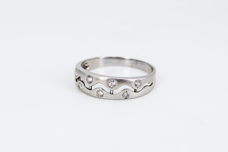 Anillo de oro blanco de 18k. de segunda mano. Joyería de ocasión | ROYALHYSTERIA