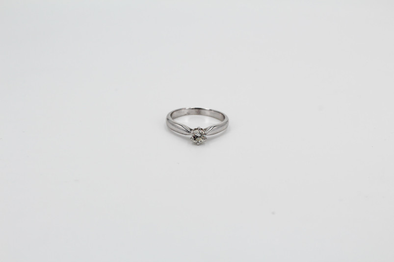 Anillo de oro blanco de 18k. de segunda mano. Joyería de ocasión | ROYALHYSTERIA