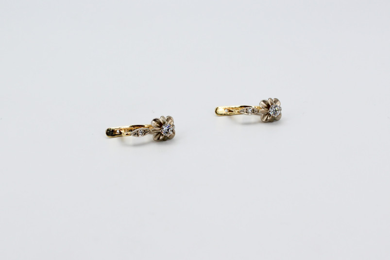 Pendiente de oro combinado de 18k. de segunda mano. Joyería de ocasión | ROYALHYSTERIA