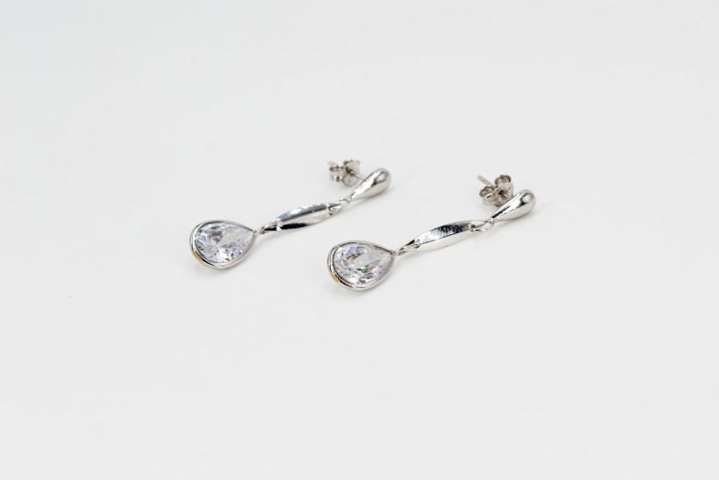 Pendiente de oro blanco de 18k. de segunda mano. Joyería de ocasión | ROYALHYSTERIA