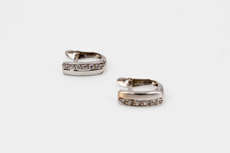 Pendiente de oro blanco de 18k. de segunda mano. Joyería de ocasión | ROYALHYSTERIA