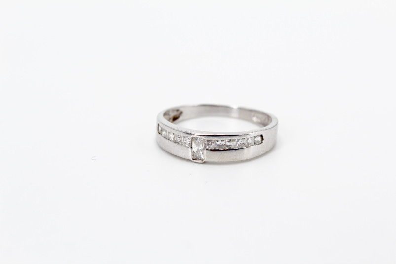 Anillo de oro blanco de 18k. de segunda mano. Joyería de ocasión | ROYALHYSTERIA