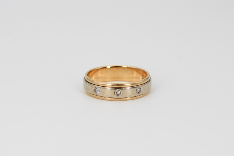 Alianza de oro combinado de 18k con diamantes. de segunda mano. Joyería de ocasión | ROYALHYSTERIA