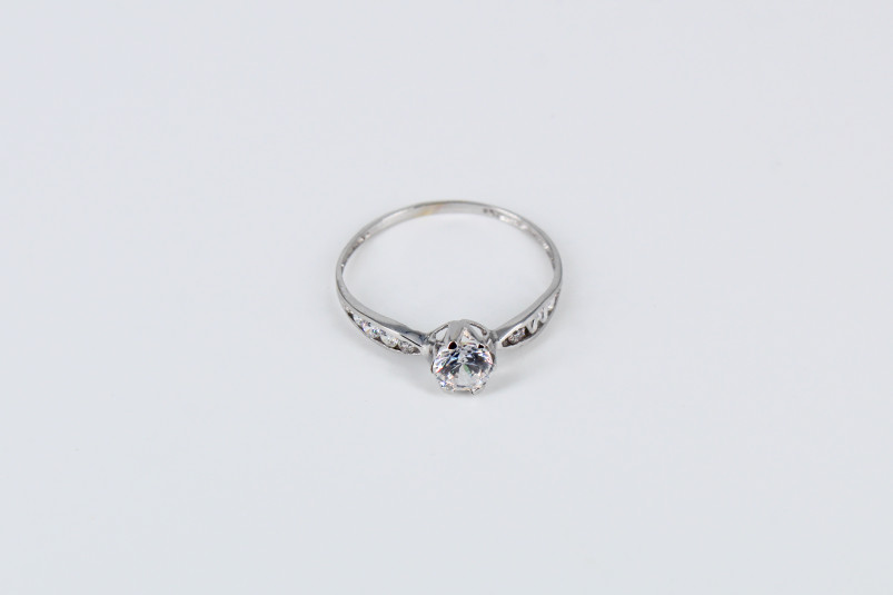 Solitario de oro blanco de 18k. de segunda mano. Joyería de ocasión | ROYALHYSTERIA