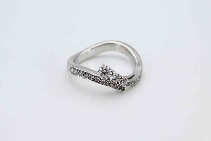 Anillo de oro blanco de 18k con diamantes. de segunda mano. Joyería de ocasión | ROYALHYSTERIA