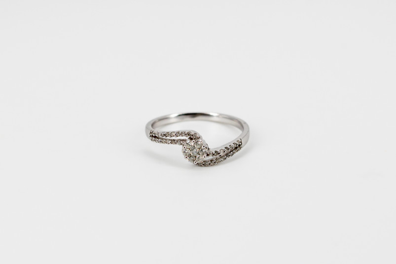 Anillo de oro blanco de 18k con diamantes. de segunda mano. Joyería de ocasión | ROYALHYSTERIA