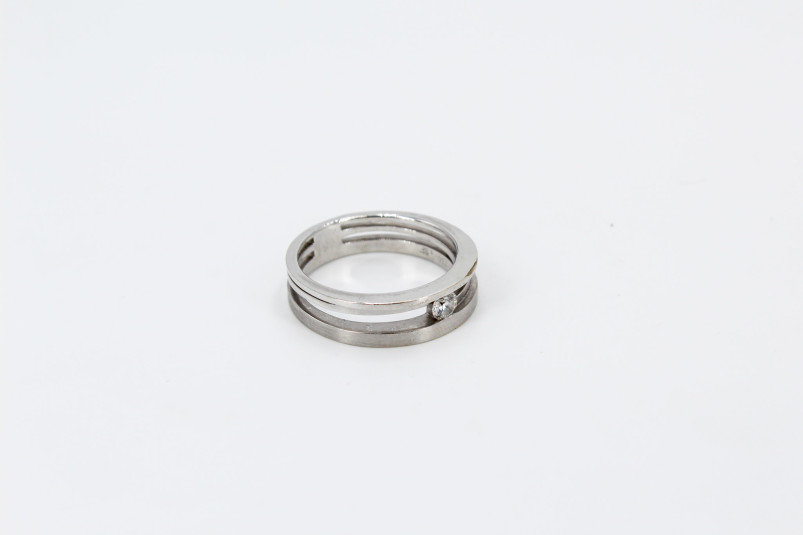 Anillo de oro blanco de 18k. de segunda mano. Joyería de ocasión | ROYALHYSTERIA
