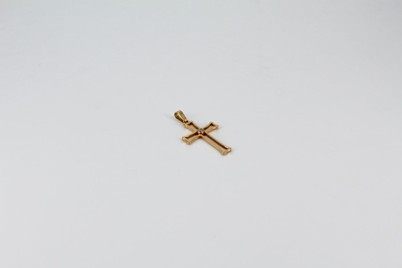 Cruz de oro de 18k con diamantes. de segunda mano. Joyería de ocasión | ROYALHYSTERIA